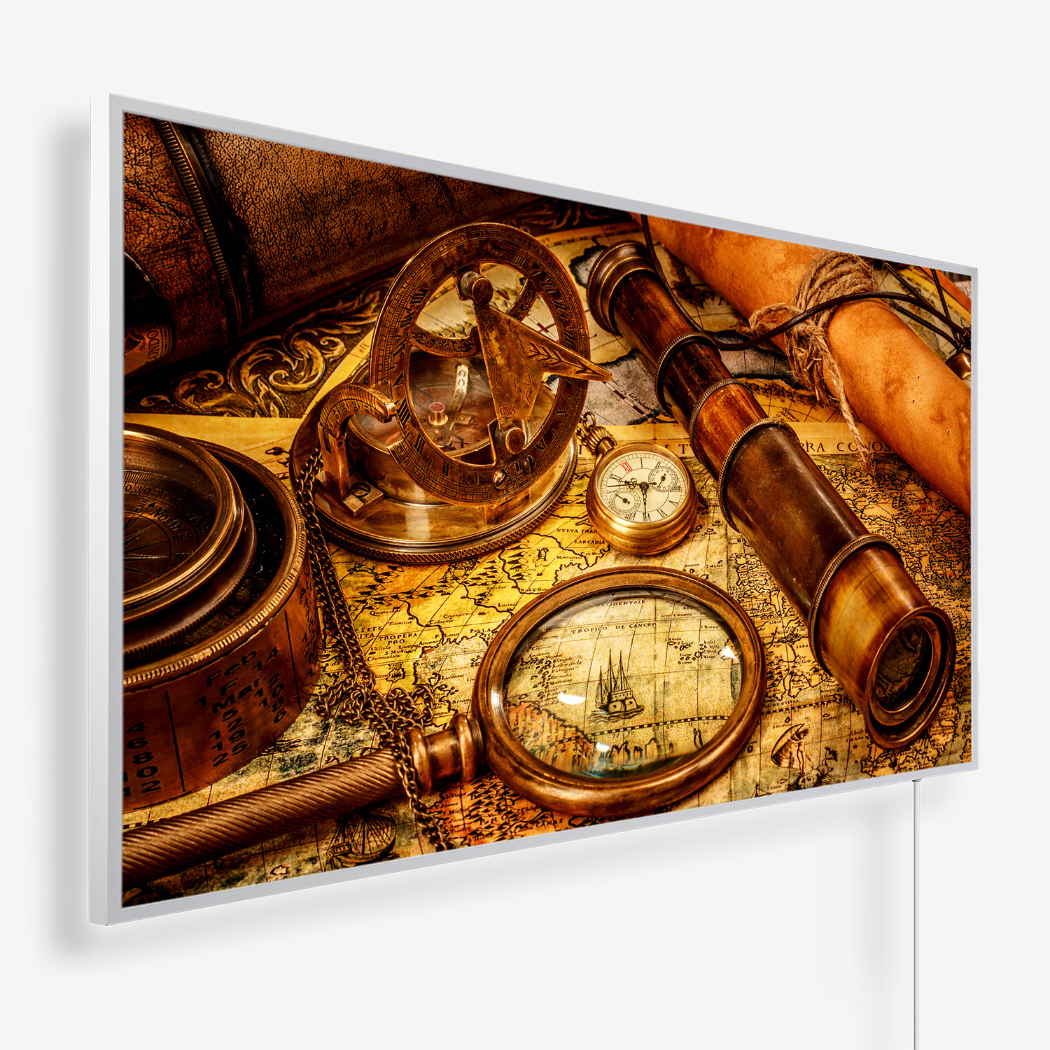 Gamle navigationsequipmentsinstrumenter i messing på et gammelt kort, herunder et kompas, et teleskop, et lommeur og et forstørrelsesglas badet i et varmt lys.